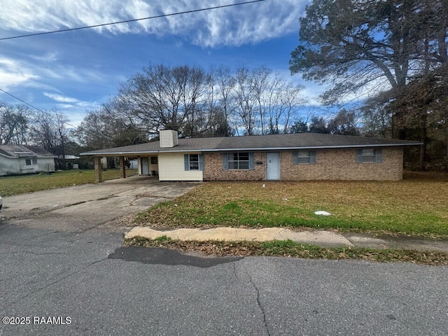 view of front of property featuring a carport and a front yard