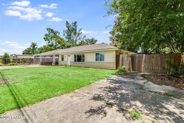 single story home featuring a front yard