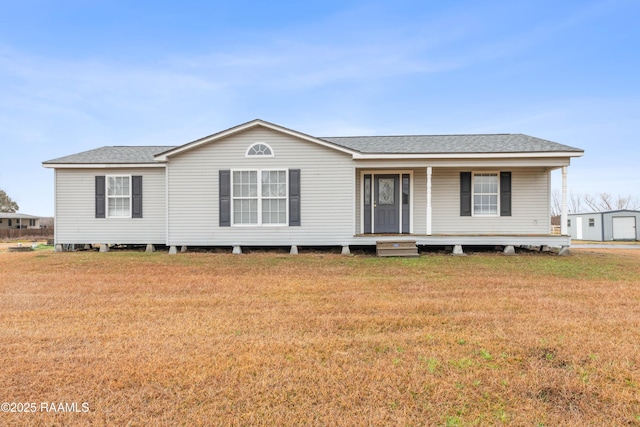 manufactured / mobile home with a front lawn