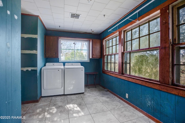 laundry area featuring light tile patterned flooring and independent washer and dryer