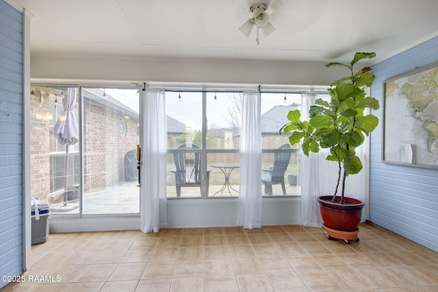 sunroom with ceiling fan