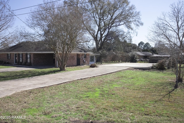 view of front of house featuring a front lawn