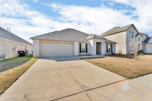 view of front facade featuring a garage and a front yard