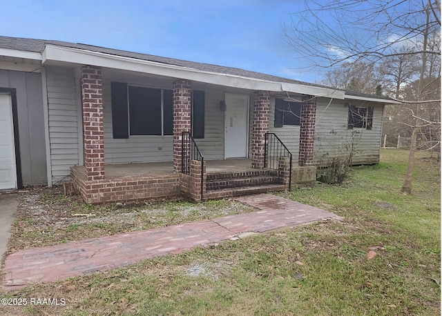 single story home featuring a front yard