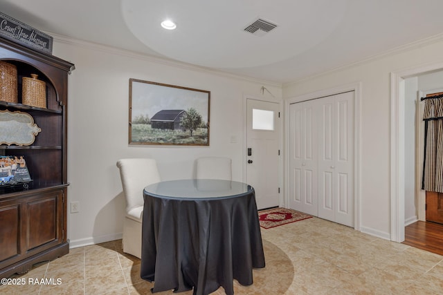 dining area with ornamental molding, recessed lighting, visible vents, and baseboards