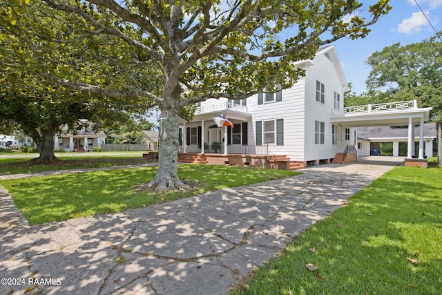 view of front of house featuring a carport and a front yard