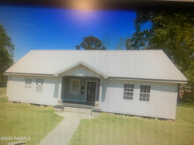 single story home featuring a porch and a yard