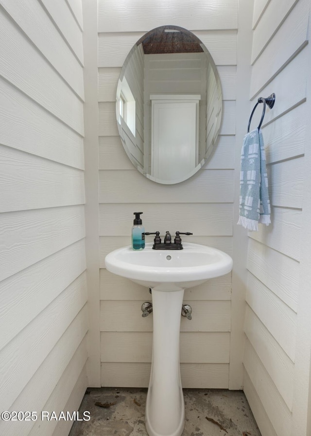 bathroom featuring concrete flooring