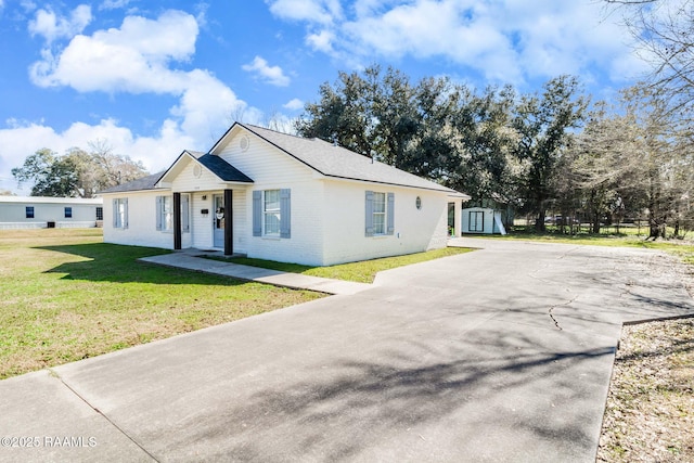 view of front of home featuring a front lawn