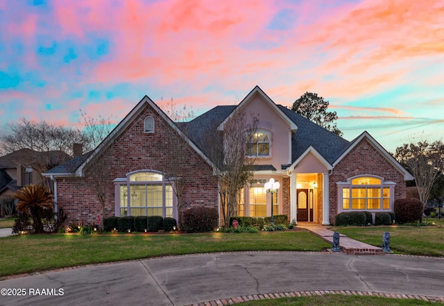 view of front property featuring a lawn