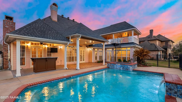 view of swimming pool with an in ground hot tub, ceiling fan, a patio, and pool water feature