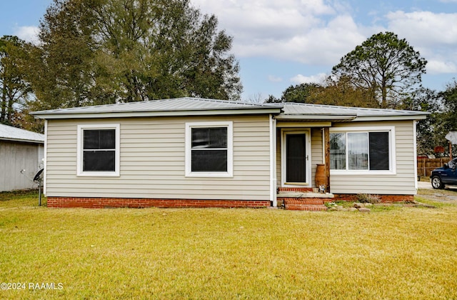 view of front facade with a front lawn