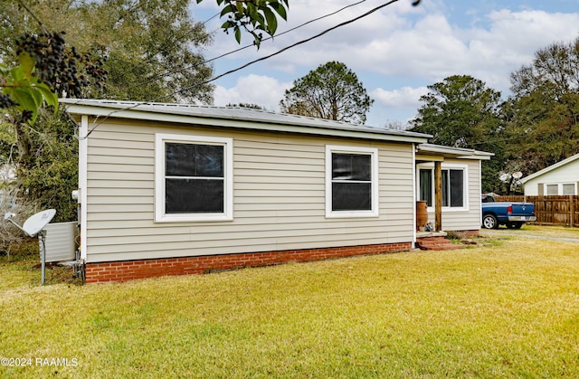 view of front of property featuring a front lawn