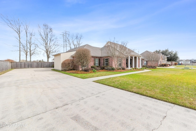 ranch-style house featuring a front lawn