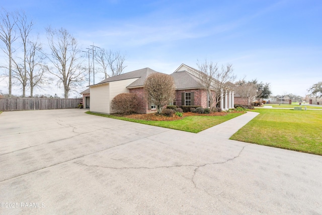 single story home featuring a front lawn