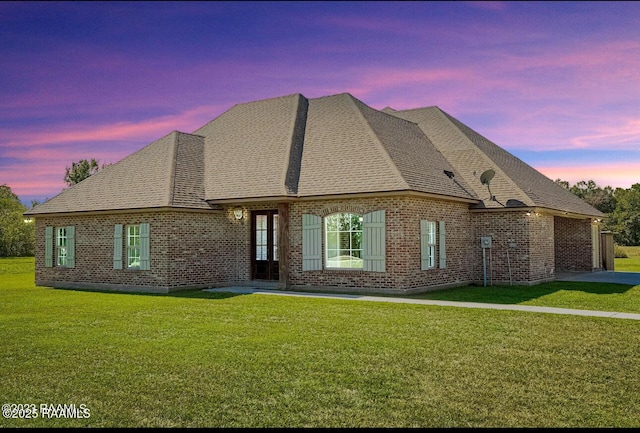 view of front facade with a yard