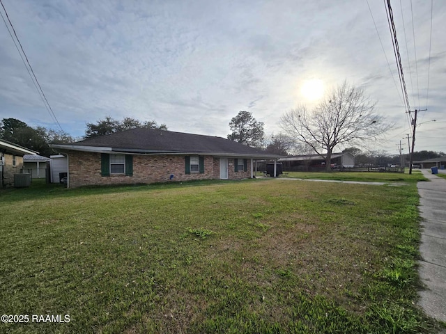 view of front facade with a front yard