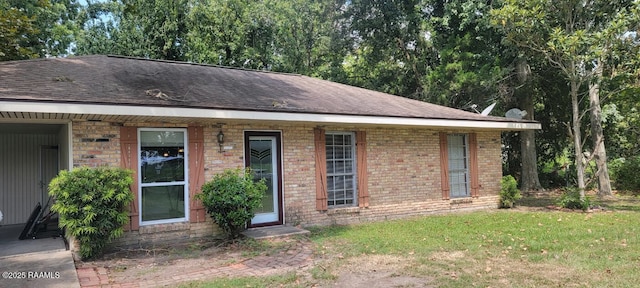 view of front of house featuring a front yard