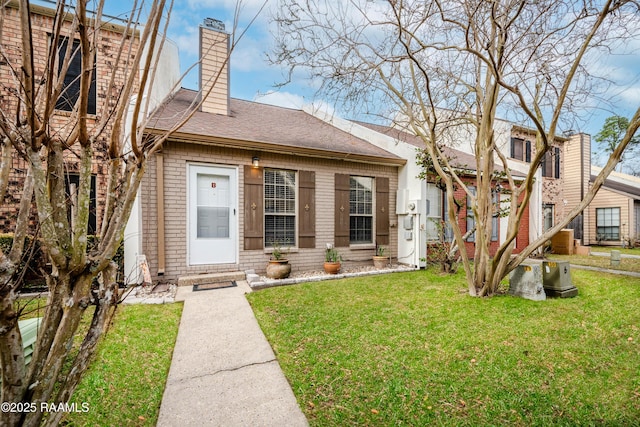 view of front of property with a front lawn