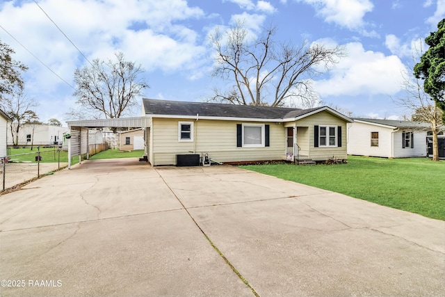 view of front of home featuring driveway, a front lawn, and fence