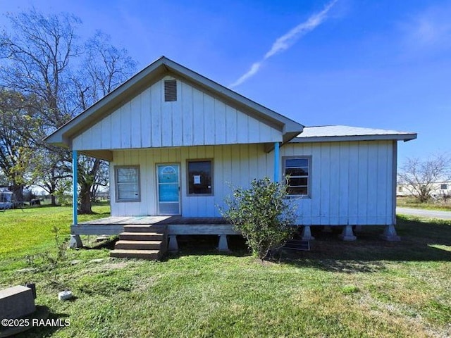 view of front facade with a front yard