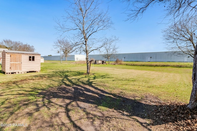 view of yard featuring a storage shed