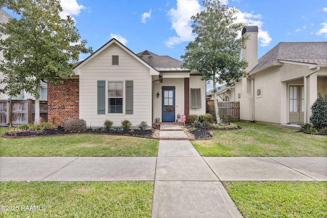 bungalow featuring a front lawn