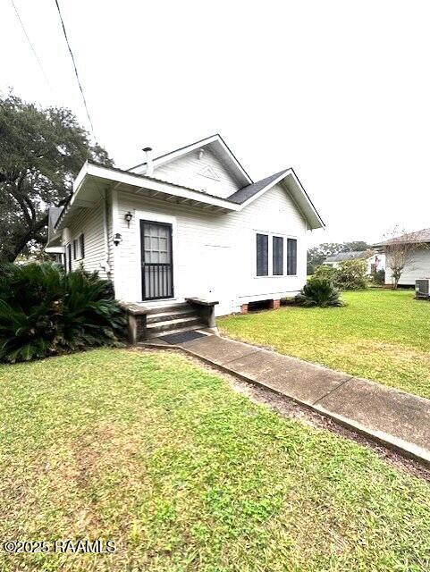 view of front of property with a front lawn