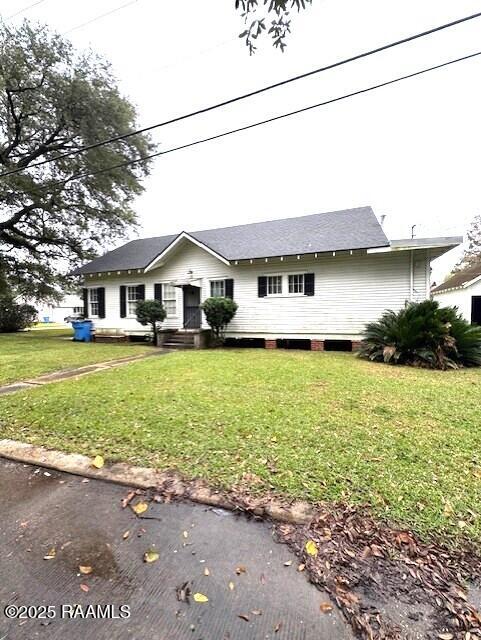 ranch-style house with a front lawn