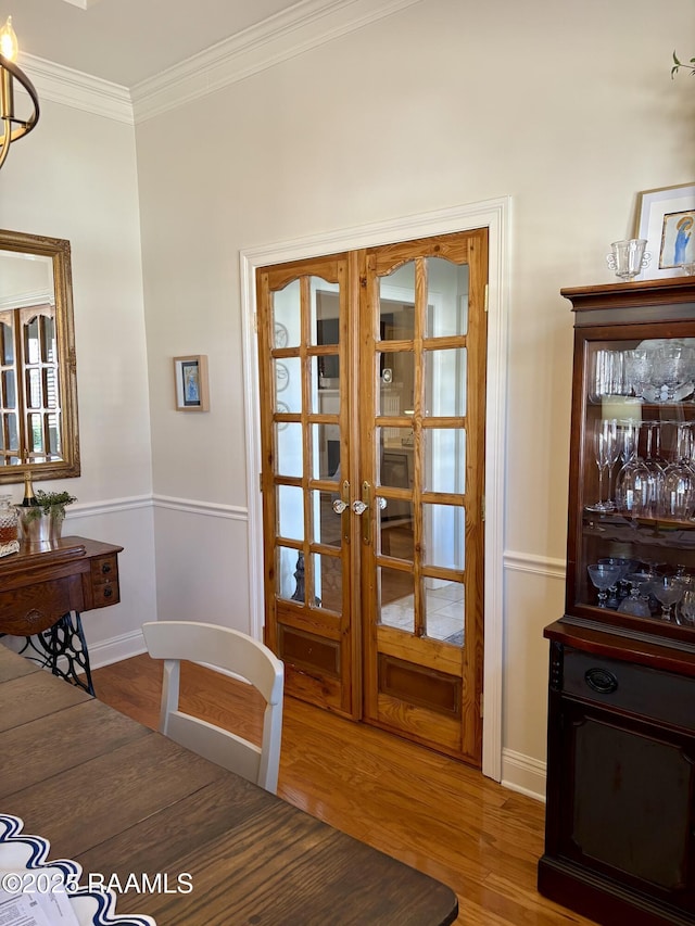 dining area featuring hardwood / wood-style floors and crown molding