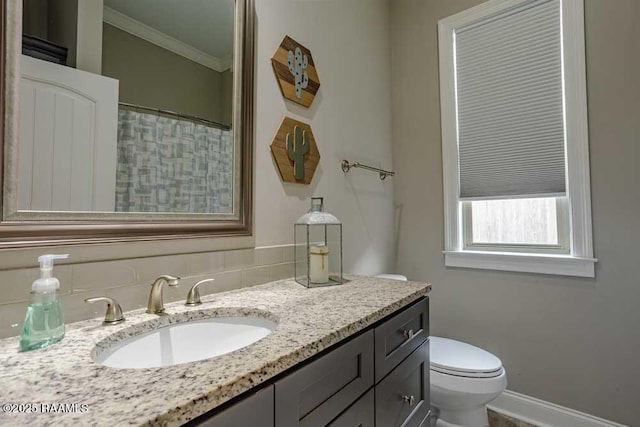 full bathroom featuring crown molding, baseboards, toilet, a shower with curtain, and vanity