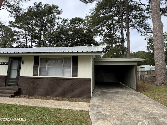 view of front facade featuring a carport