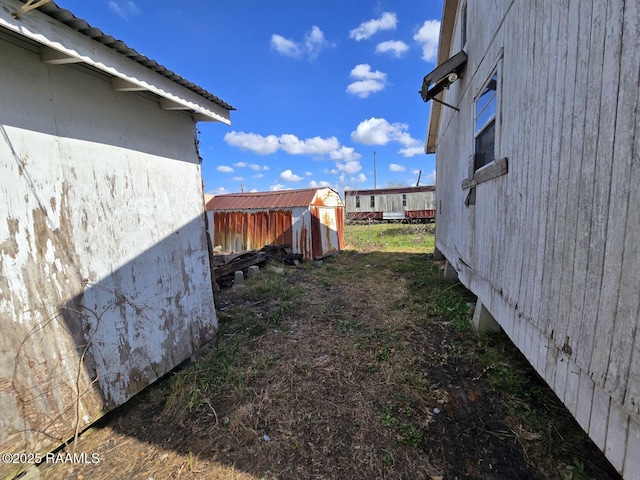 view of yard featuring a storage shed