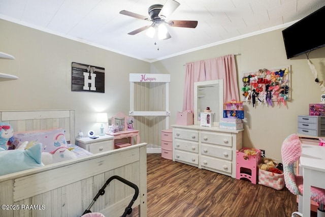 bedroom with crown molding, dark hardwood / wood-style floors, and ceiling fan