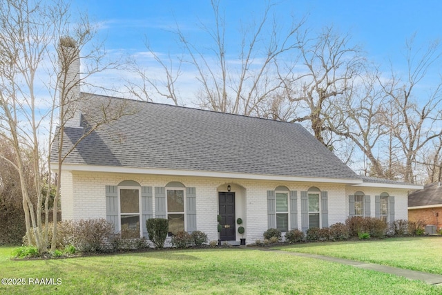 view of front of house with a front lawn