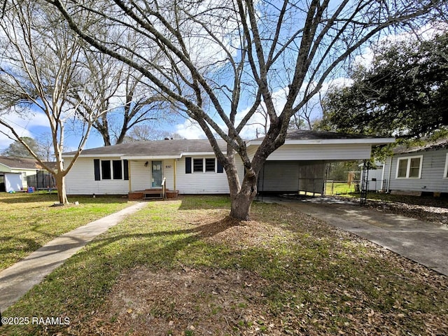 view of front of home featuring a front lawn and a carport