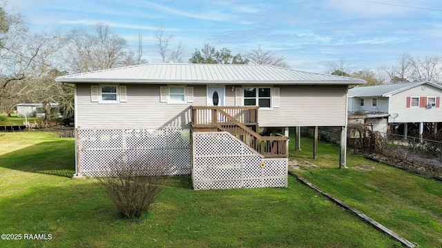 back of house featuring a lawn