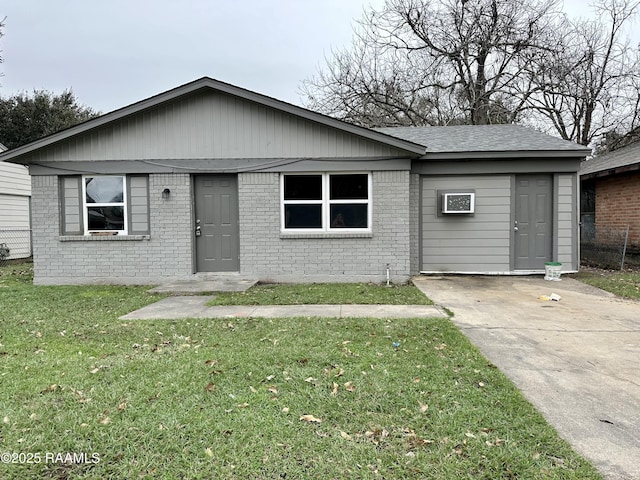 single story home featuring a front yard