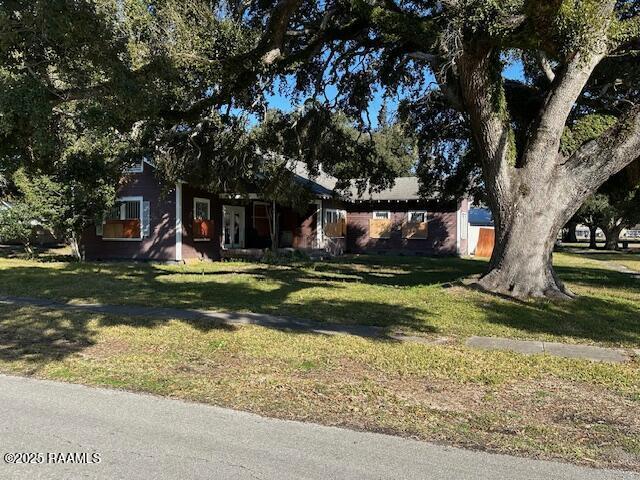 view of front of property with a front lawn