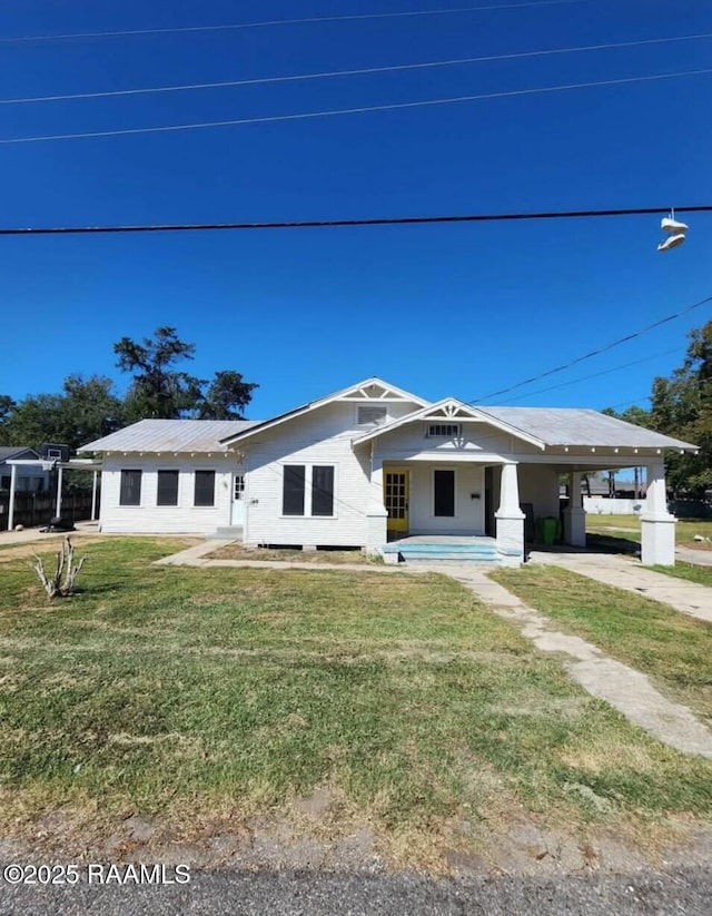 view of front of property with a front lawn