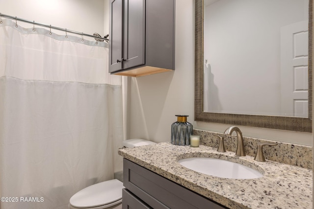 full bath with toilet, a shower with curtain, and vanity