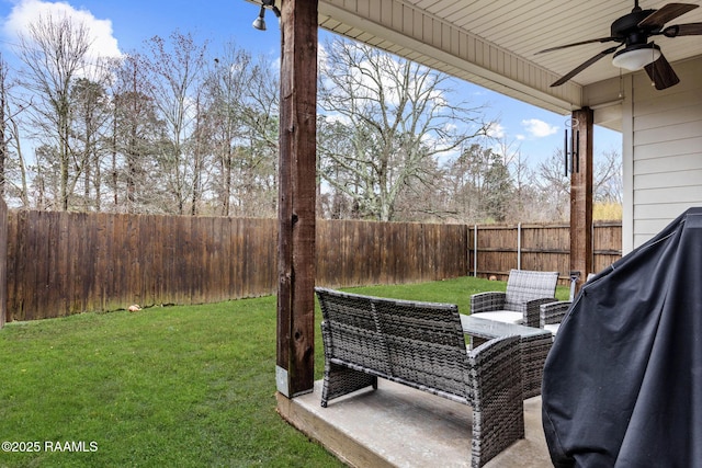 view of yard featuring a fenced backyard and ceiling fan