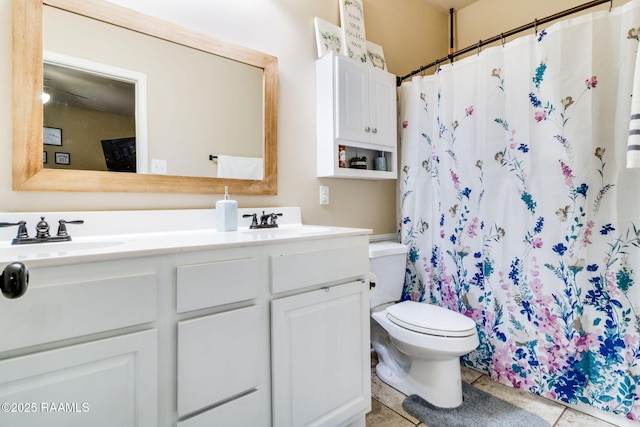 full bath with curtained shower, a sink, toilet, and double vanity