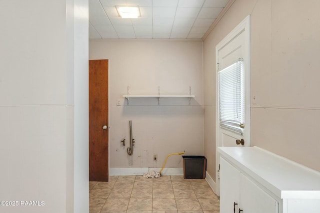 washroom featuring light tile patterned floors and ornamental molding