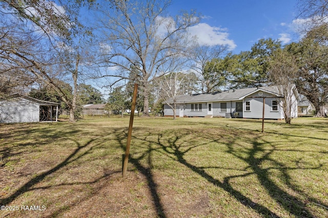 view of yard featuring an outdoor structure