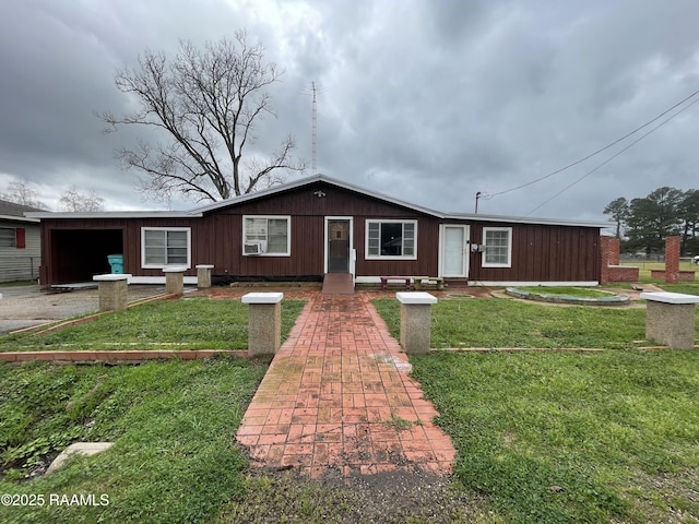 view of front facade featuring a front yard and a garage