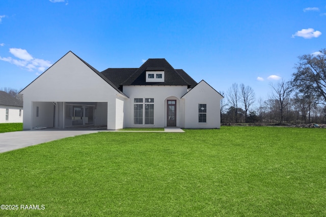 view of front facade featuring a front lawn