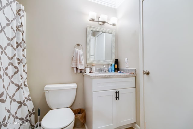 bathroom with a shower with curtain, crown molding, vanity, and toilet