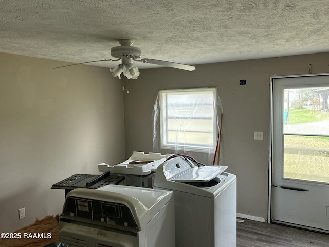 clothes washing area featuring ceiling fan, a textured ceiling, wood finished floors, and independent washer and dryer