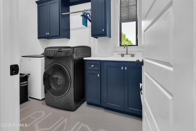 laundry room with tile patterned flooring, washer and clothes dryer, a sink, and cabinet space